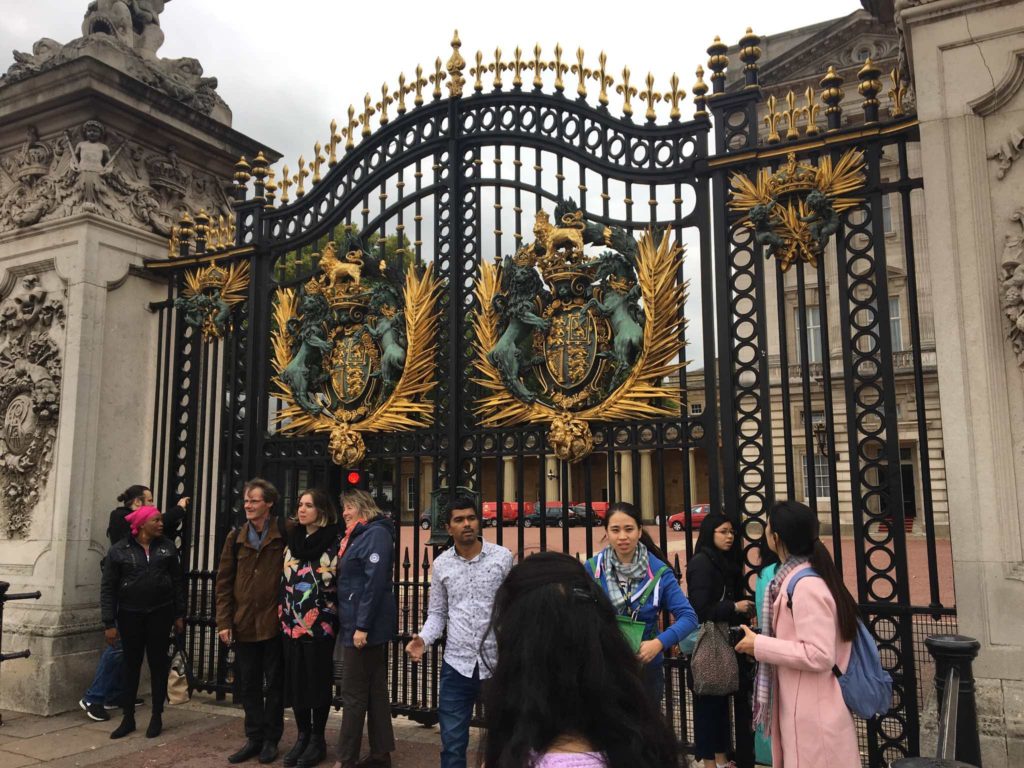 People at the gates of the Palace
