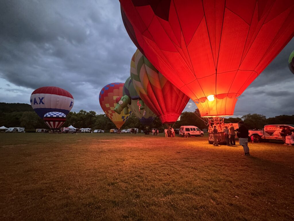 Near balloon fires its burners